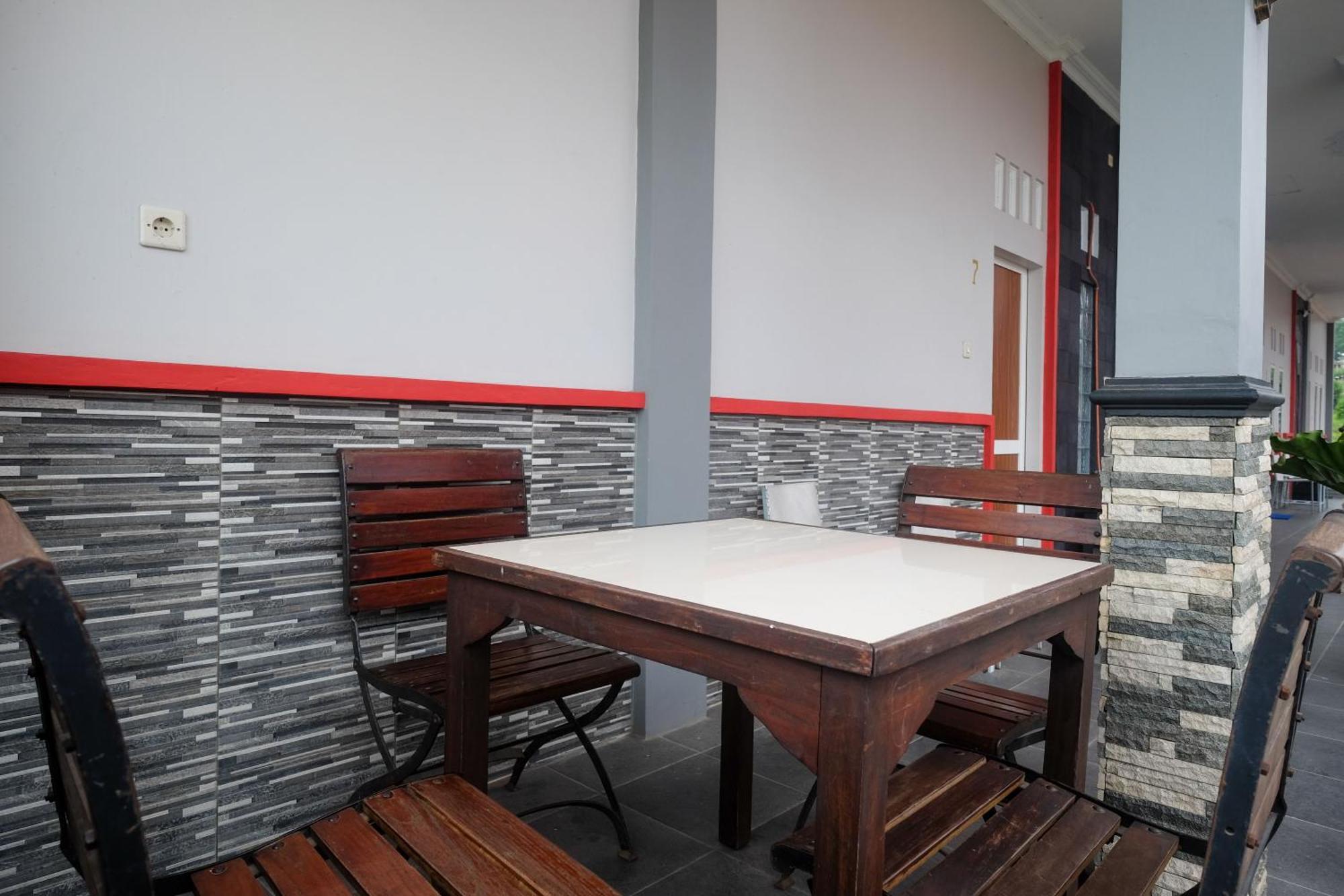 Reddoorz At Jalan Dieng 3 沃诺索博 外观 照片